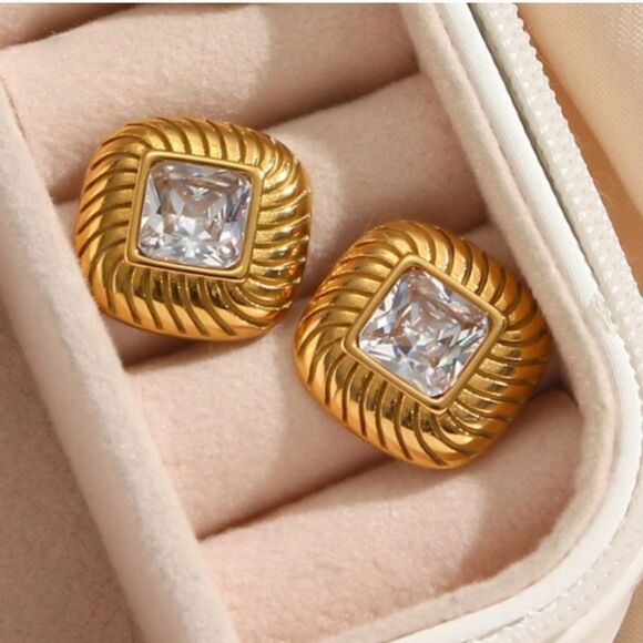 Zircon Vintage Diamond Textured Pendant Necklace 18K Gold Plated Stainless Steel - Picture 8 of 8